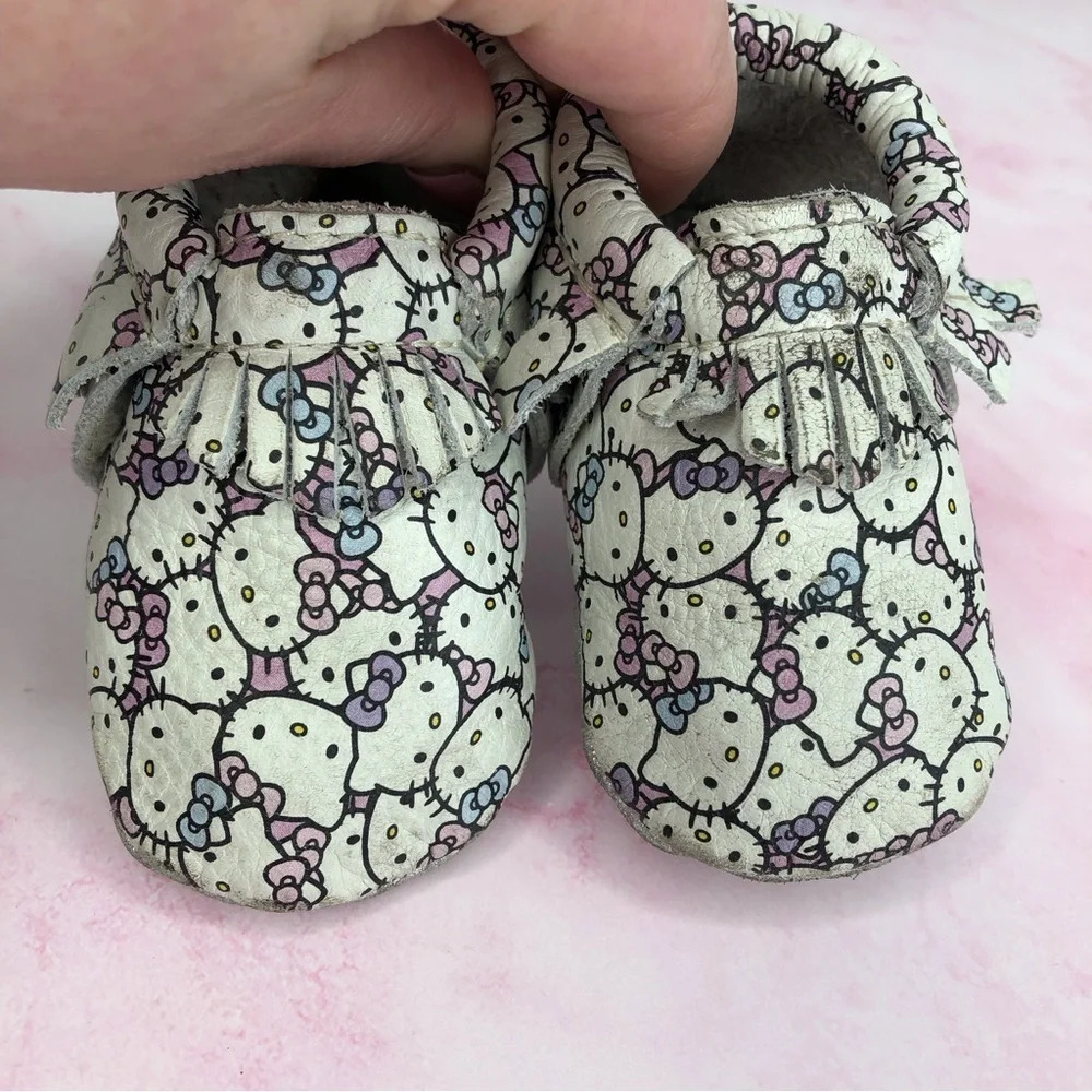 Freshly Picked x Sanrio Hello‎ Kitty baby moccasins Peek a Bow size 2 infant - Picture 3 of 16